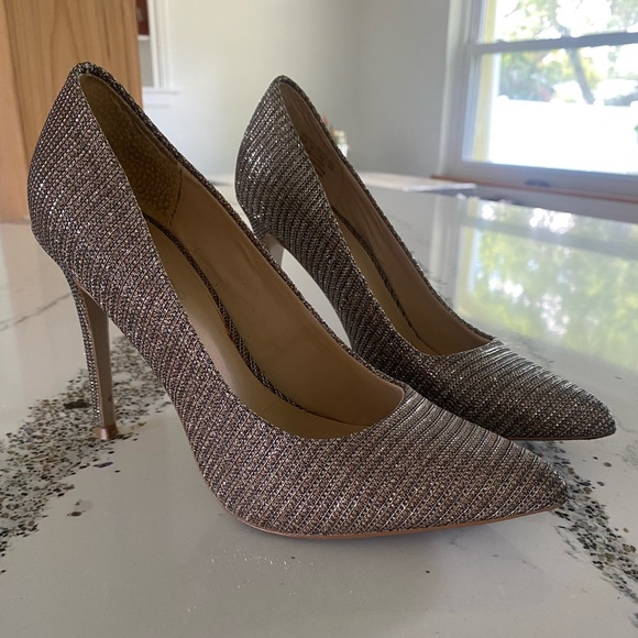 Glam and Gold Carlos Santana Pump size 5 - Picture 3 of 5